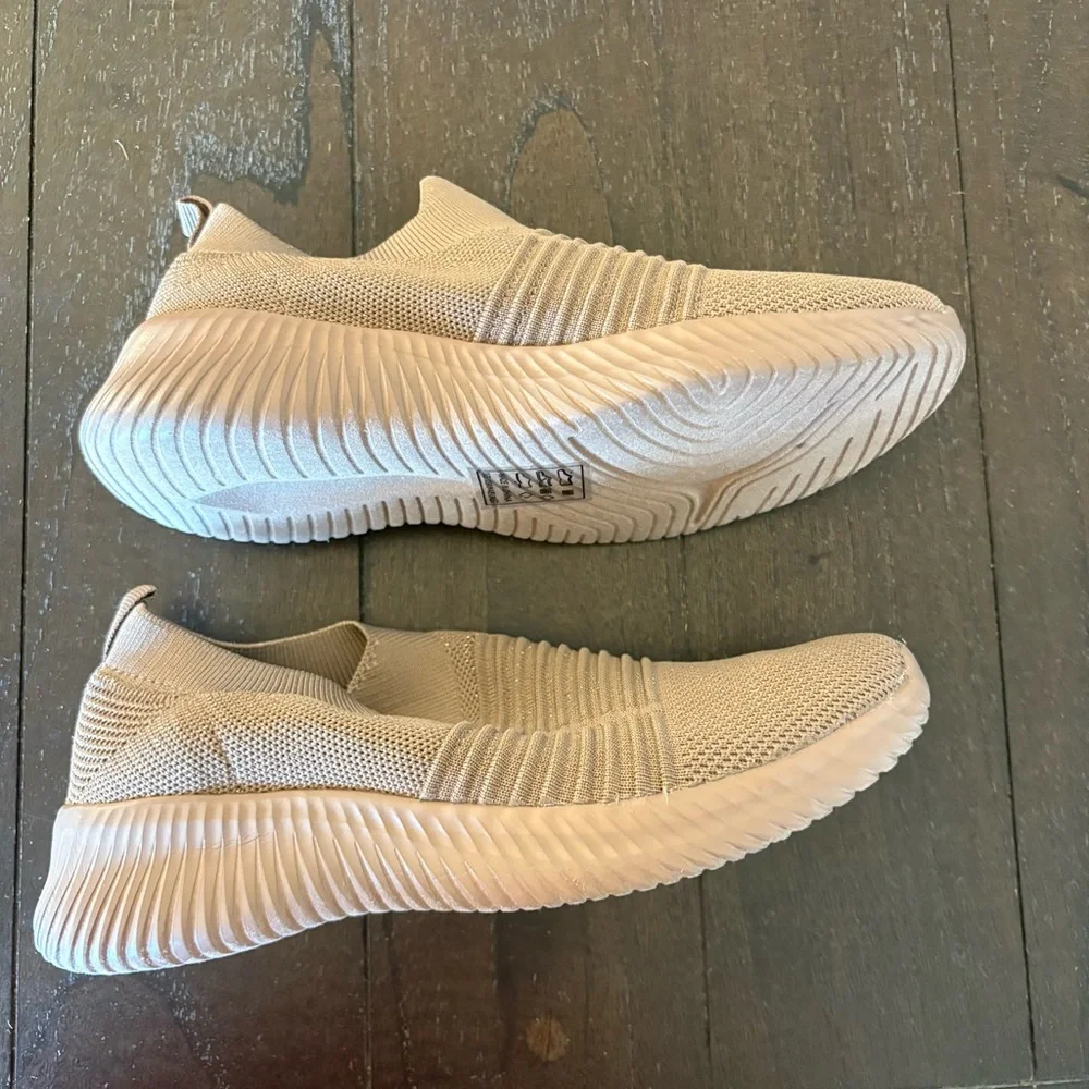 Qupid Beige Textured Lightweight Slip On Sneakers Shoes Women’s‎ Size 6